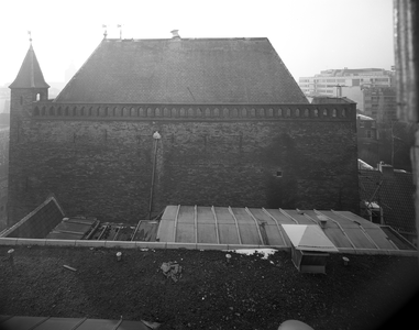 817520 Gezicht op de noordelijke zijgevel van het huis Oudaen (Oudegracht 99) te Utrecht, vanaf het dak van de ...